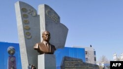 Памятник Исламу Каримову в городе Туркменабад