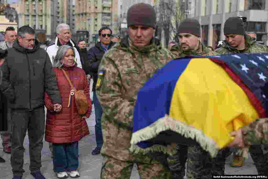 Батьки загиблого військового Джон та Леслі Гертвек зустрічають домовину з тілом сина на Майдані Незалежності під час процесії прощання