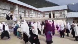 دختران در ولایت نورستان از ساحات دور به مکتب می‌روند