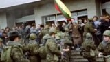 Trupe speciale sovietice Lithuanian demonstrators at the entrance of the Lithuanian press printing house, Vilnius, 11Jan1991