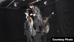 "Underground" tamaşasından bir səhnə.