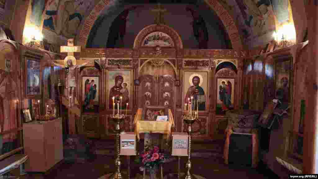 Головною реліквією церкви є мармурова купіль, зроблена з капітелі колони (на фотографії праворуч)