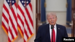 Доналд Трамп зимни ироаи паёми телевизионӣ.