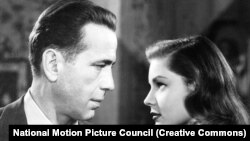 Гамфры Богарт і Лорэн Бэкол у фільме «Глыбокі сон» (1946) паводле аднайменнага раману Рэйманда Чэндлера