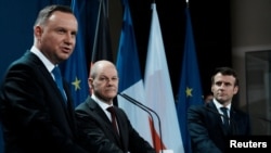 Olaf Scholz, Andrzej Duda és Emmanuel Macron a közös sajtótájékoztatón Berlinben 2022. február 8-án