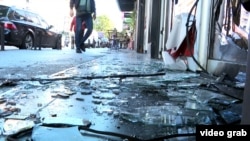 Polomljeno staklo jednog od turskih lokala u centru Podgorice