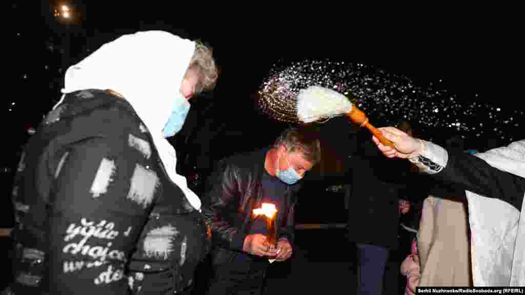В прошлом году Пасху в Украине праздновали 19 апреля. Из-за пандемии в большинстве храмов Пасхальные службы 2020 года транслировали онлайн, стараясь максимально придерживаться противоэпидемических правил