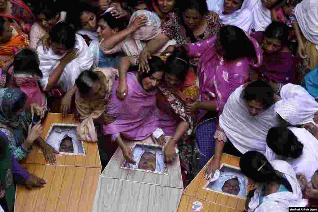 Pakistan - U napadu na kršćansku crkvu u Peševaru ubijena je baka sa dvoje unuka, 24. septembar 2013. Foto: EPA / Arshad Arbab 