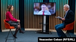 Captură din timpul filmărilor podcastului „Pe Agendă”, cu Cristina Popușoi și invitații Armand Goșu și Arcadie Barbăroșie.