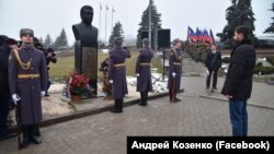 Бюст Кобзону в окупованому Донецьку, 9 грудня 2019 року