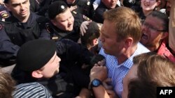 Поліція затримала й ініціатора акцій, опозиціонера Олексія Навального, Москва, Росія, 5 травня 2018 року