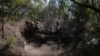 Ілюстраційне фото. Український військовий веде вогонь на лінії фронту в районі Бахмута, 22 травня 2024 року