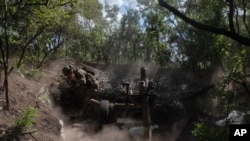 Военнослужещи от 93-та механизирана бригада на Украйна стрелят с френски тежък миномет MO-120-RT по руските сили на фронтовата линия край град Бахмут в Донецка област в сряда, 22 май 2024 