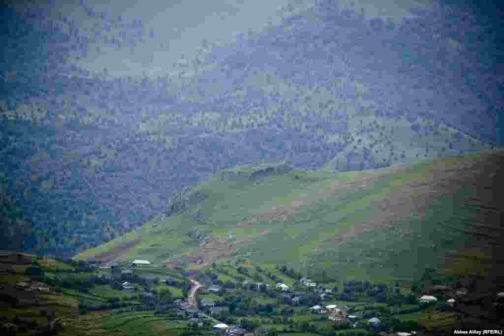 El içində “Koroğlu qalası” kimi tanınan bu qala Gədəbəydə hələ də əzəmətini itirməmiş tarixi abidələrdəndi. Əzəməti yüksəklikdən daha aydın görünür.