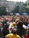 У Києві попрощалися з 24-річною Надією та її 2-річною донькою Ангеліною, які загинули під час комбінованої російської атаки в ніч проти 28 серпня. Київ, 31 серпня 2025 року