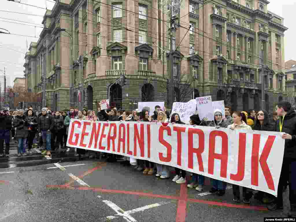 Učesnici protesta &quot;Generalni štrajk&quot; u centru Beograda. Studenti su građane pozvali da 24. januara ne odu na posao, kao i da ne učestvuju u bilo kakvim kupovinama i drugim finansijskim transakcijama.