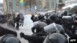 Фоторепортаж: сутички під Верховною Радою України