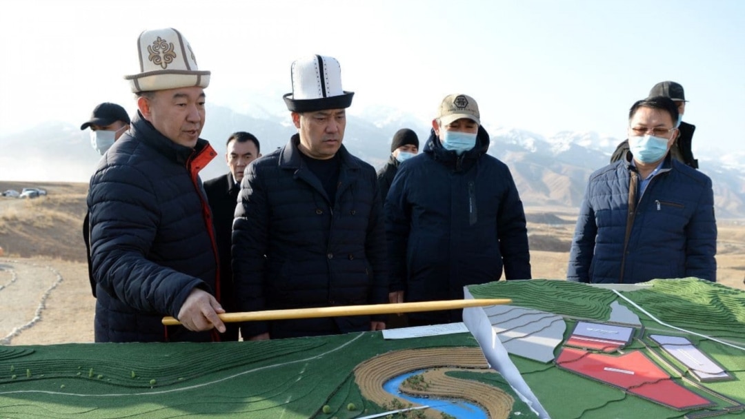 Күйеуі, әйелі және олардың досы жыныстық қатынасқа түскен порно видеолар