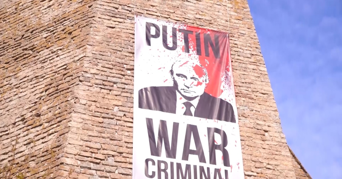 Суд у Росії засудив директорку музею в Естонії за плакат “Путін – військовий злочинець”