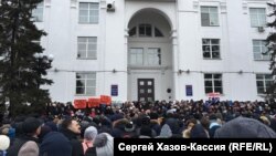 Кемерово өлкә хакимияте бинасы янында 27 мартта узган митинг