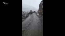 Айнӣ: Сангреза роҳро баст. Ҷасад – дар нимароҳ