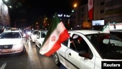 Eýran urşunda iki hepdelik ýaraşyk yglan edileninden soň, adamlar Tähranda ýygnanyşýarlar