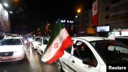 د دوو اونیو د اوربند له اعلان وروسته د تهران په یوه سړک کې د خلکو یو انځور 