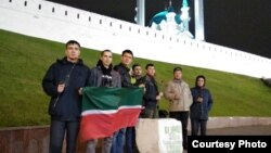 Татар активистлары шаһит киткәннәр истәлегенә куелган таш янында