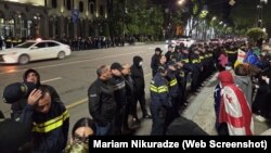 ვითარება პარლამენტის წინ. 14 მაისს. მარიამ ნიკურაძის ფოტო