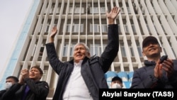 Экс-президент Кыргызстана Алмазбек Атамбаев на митинге сторонников в Бишкеке после освобождения из СИЗО, 9 октября 2020 года
