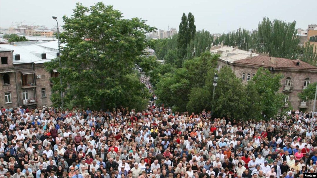 Armenia -- Opposition supporters rally in Yerevan on June 12, 2009.