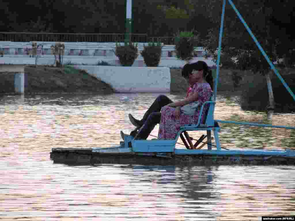 Iki juwan derýada aýlanýar
