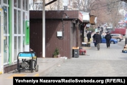 Генератори біля магазинчиків під час вимкнення світла у Запоріжжі