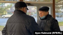 Эрмурат Бапи (оңдо) Алматы шаарынын район аралык адистешкен администрациялык сотунун кеңсесинде. 2020-жылдын 16-ноябры. 