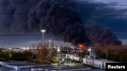 Shtëllungë tymi shihet pas rrëzimit të avionit në afërsi të aeroportit në Luisvill të Kentaki të SHBA-së. 