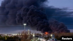 Дим над аеропортом Луїсвілля після падіння літака, 4 листопада 2025 року