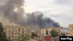 Дым после взрыва на оружейном заводе в городе Ширван в Азербайджане. 26 июля 2016 года.