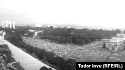 Piața Marii Adunări Naționale în 27 august 1991, vedere de pe clădirea guvernului. Fotografie din colecția personală a fotografului Tudor Iovu.