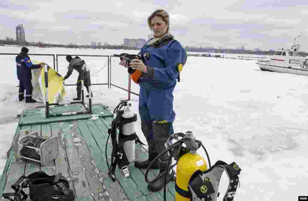 Оксана Шевалье &ndash; единственная в Московском МЧС женщина-водолаз. Она работает на поисково-спасательной станции &laquo;Строгино&raquo;