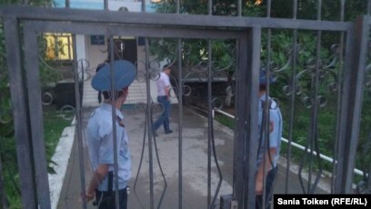 Қарап тұрған әпкемді ұстап қалды Қарап тұрған әпкемді ұстап қалды