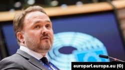 Єврокомісар наголосив, що в ЄС рішуче налаштовані притримуватися визначеного курсу на незалежність від російських енергоносіїв