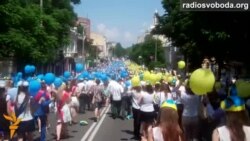 У Дніпропетровську 5 тисяч випускників створили рекордний прапор України з повітряних кульок