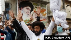 Supporters of extremist political party Tehreek-e Labbaik Pakistan (TLP) chant slogans during a protest in Lahore (file photo)