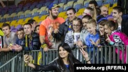 Заўзятары ФК «Крумкачы», архіўнае фота