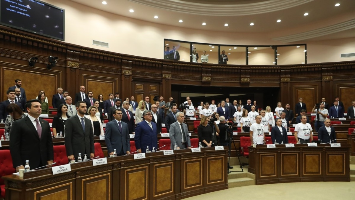 Ermənistanda yeni parlamentin ilk iclası qalmaqalla başladı - Vimarsana News