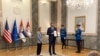 Presidenti i Serbisë, Aleksandar Vuçiq, duke ia ndarë çmimin kongresistes Claudia Tenney, në Beograd.