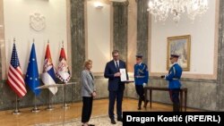 Presidenti i Serbisë, Aleksandar Vuçiq, duke ia ndarë çmimin kongresistes Claudia Tenney, në Beograd.