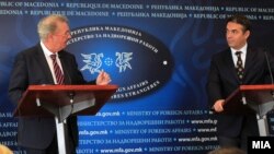 Министерот за надворешни работи Никола Димитров.