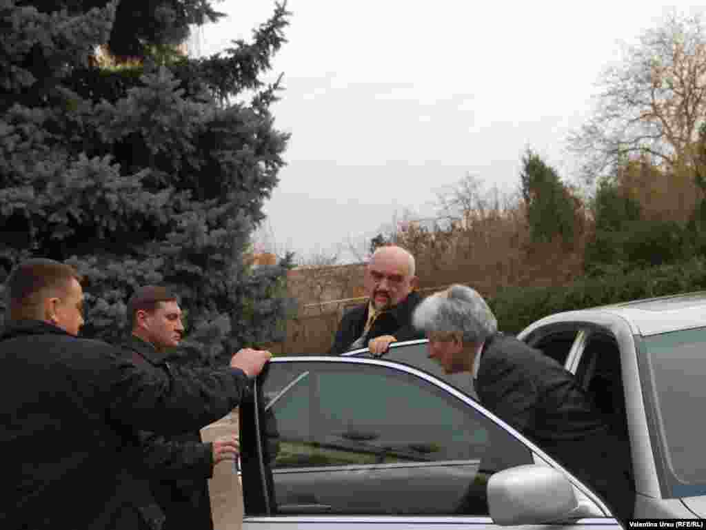 Liderul transnistrean, Igor Smirnov, si seful Misiunii OSCE in R. Moldova, Philip Remler, sosesc la intalnirea cu premierul moldovean Vlad Filat