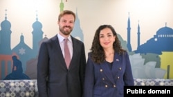 Presidentja e Kosovës, Vjosa Osmani, dhe zyrtari i lartë i Departamentit amerikan të Shtetit për Çështje Evropiane, Brendan Hanrahan, korrik 2025.